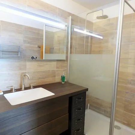 F2 Contemporain Refait A Neuf Avec Terrasse A 5 Minutes De La Apartment